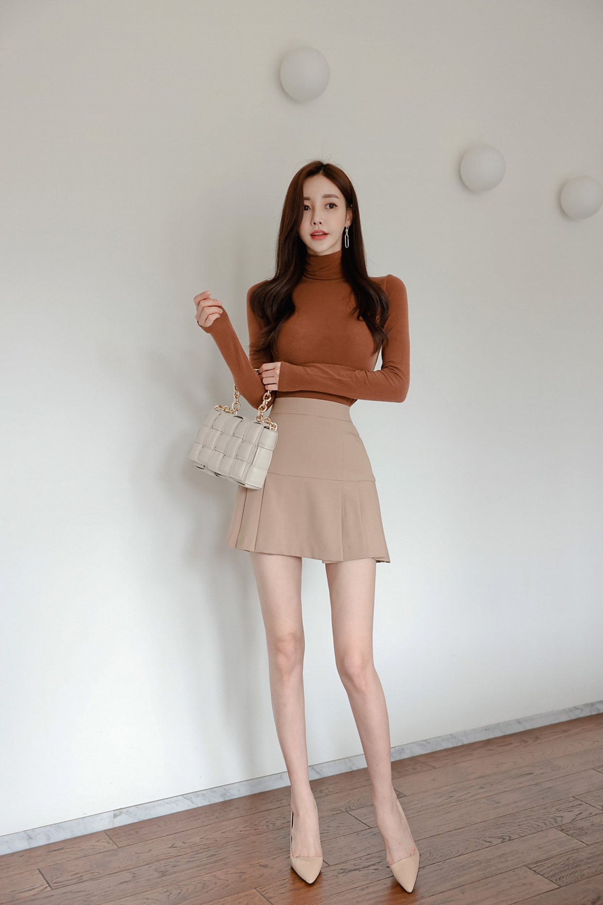 首发女神孙允珠时尚写真:棕色高领紧身t恤,这身材真是让人羡慕