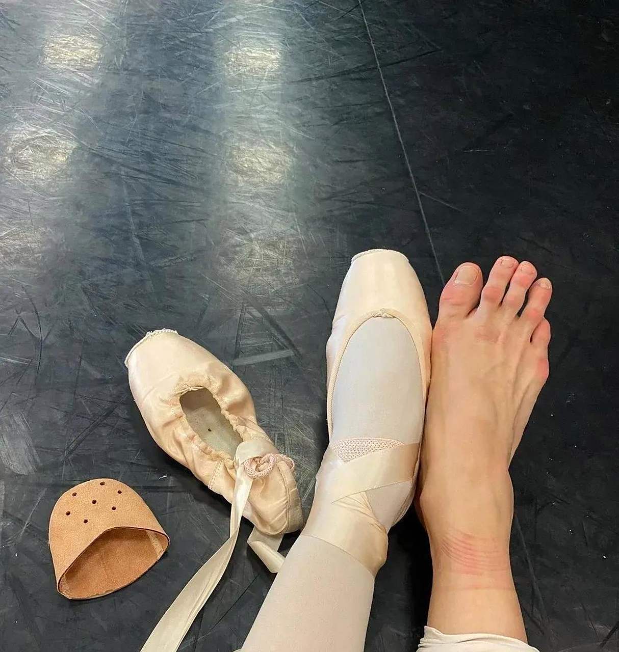 芭蕾舞女生的脚,看着都疼