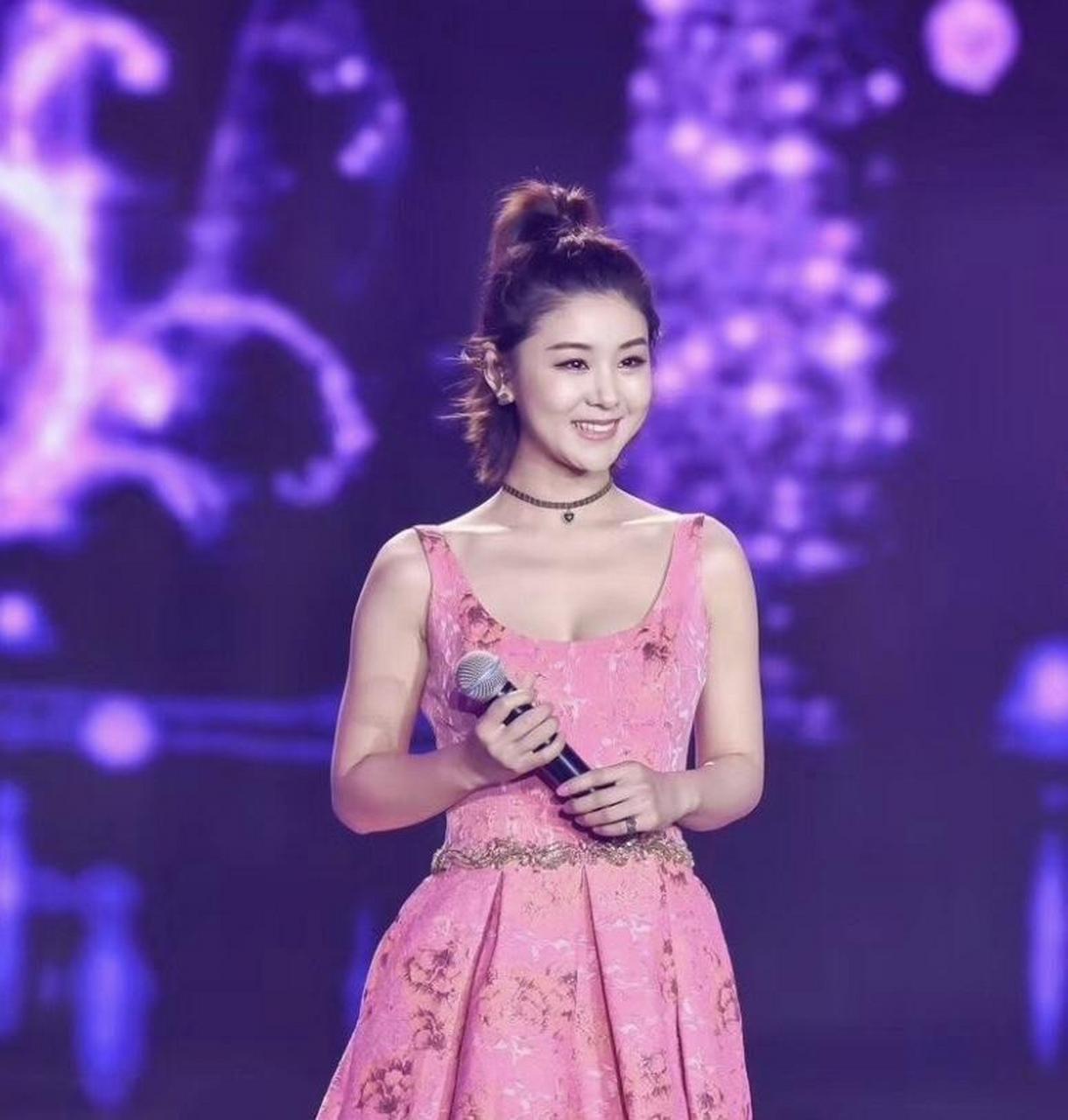 王雷老婆李小萌又美得出众,肉感身材穿吊带连衣裙,比瘦子更高级