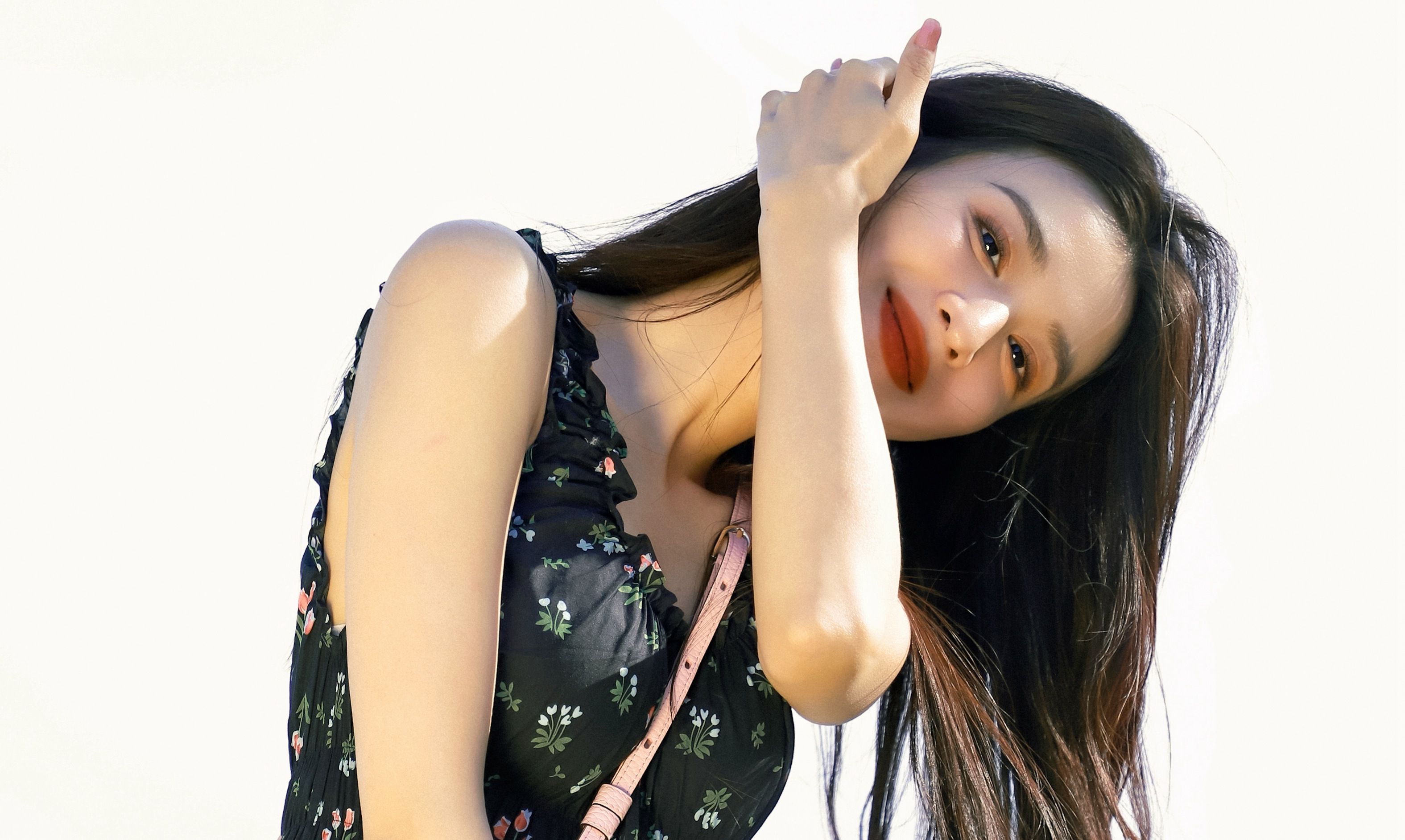 王楚然吊带连衣裙飘逸长发写真