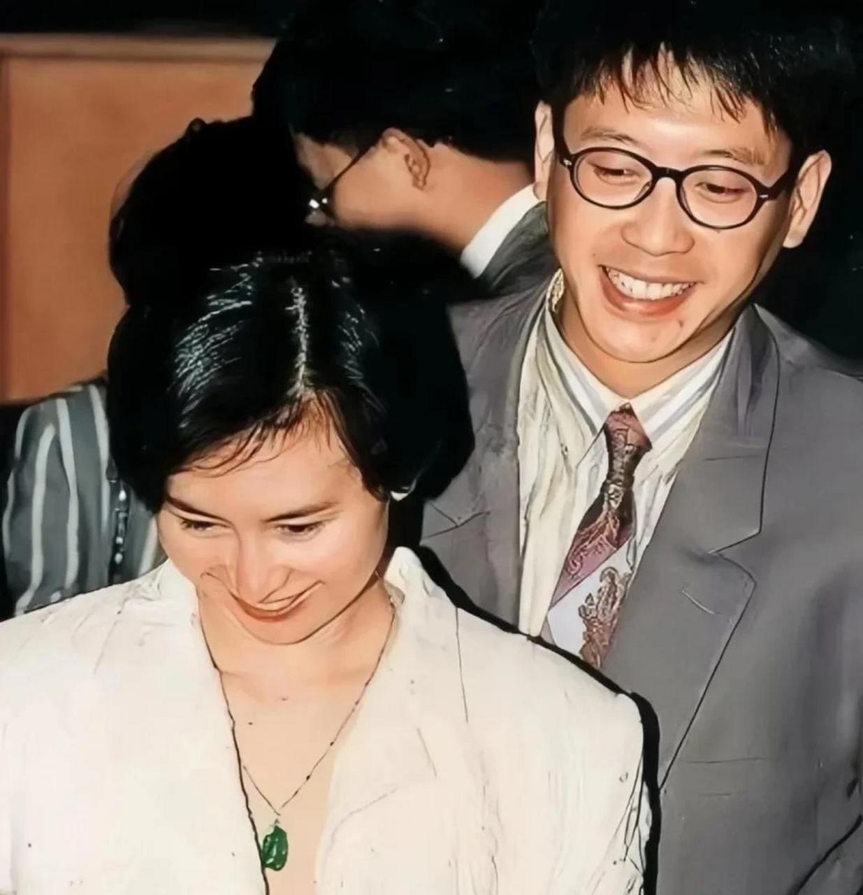 当年何超琼和许晋亨还是很相爱的,两人也有经常很温馨的合影照片,别看