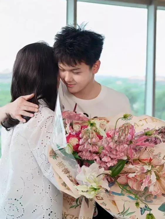 王艳晒母子合照,49岁却越来越年轻,球球遗传妈妈美貌长成大帅哥