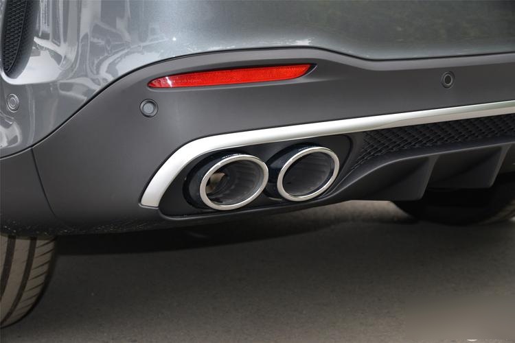 汽车排气管消音器上有黑色的油污,是哪里坏了