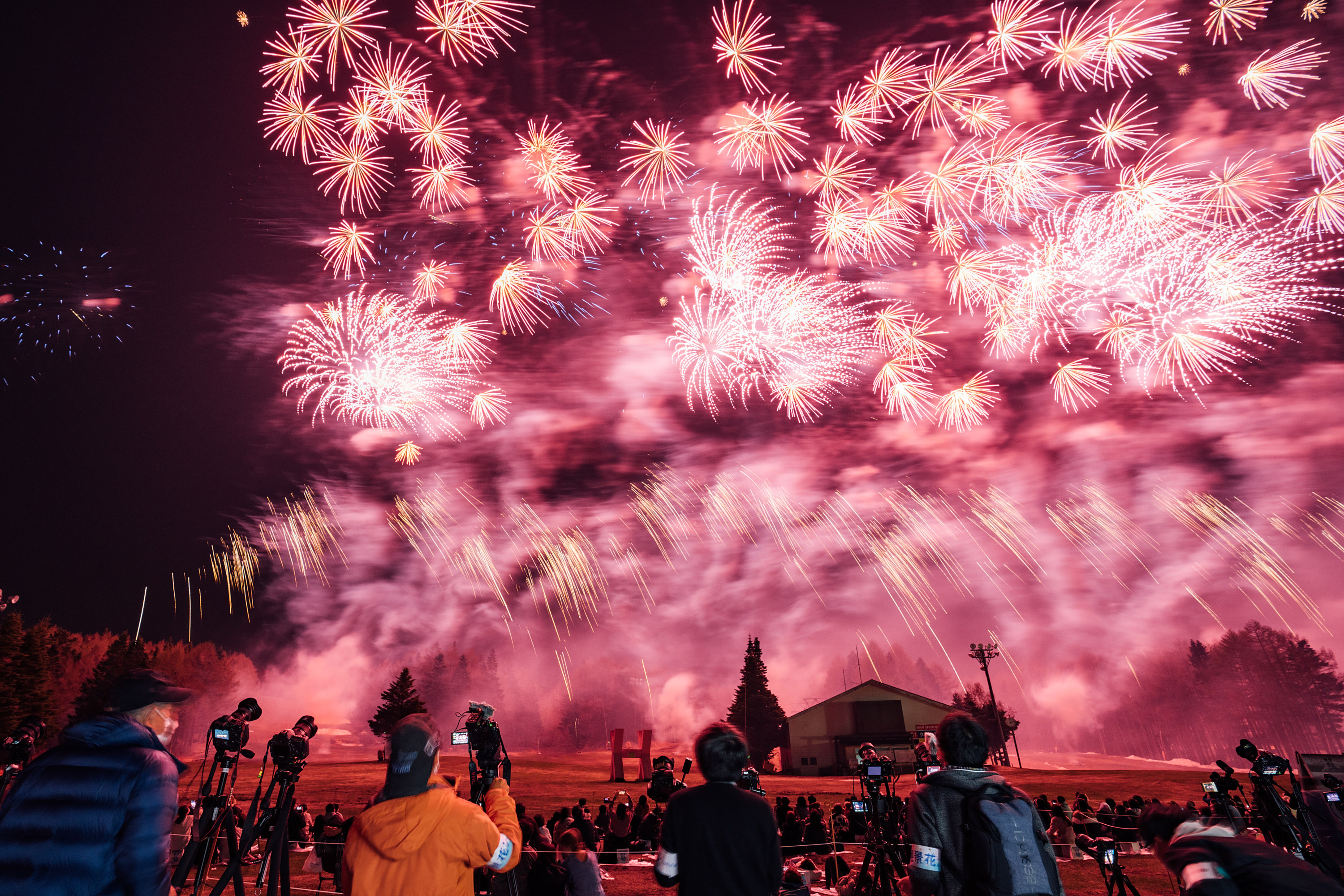 "绝景花火"烟花大会在日本山梨县举行