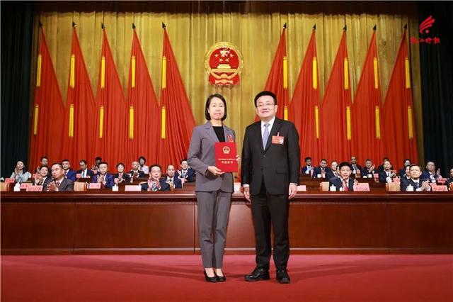 香秀杏当选南海区人大常委会主任,王勇当选南海区人民政府区长