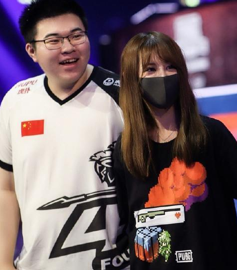 韦神才是电竞圈人生赢家吧?看蜜蜂仔晒孕期美照,粉丝:郎才女貌