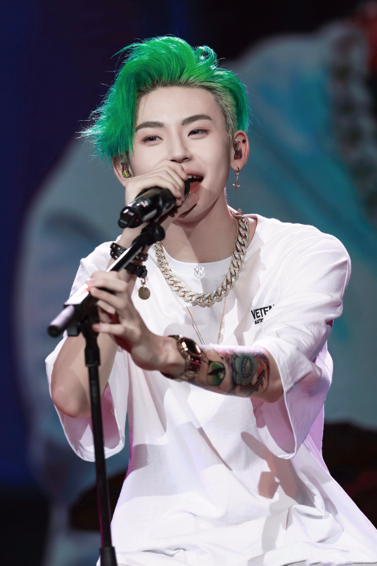 同是"绿色头发",小鬼个性,杨超越可爱,而她却让人感到惊讶!