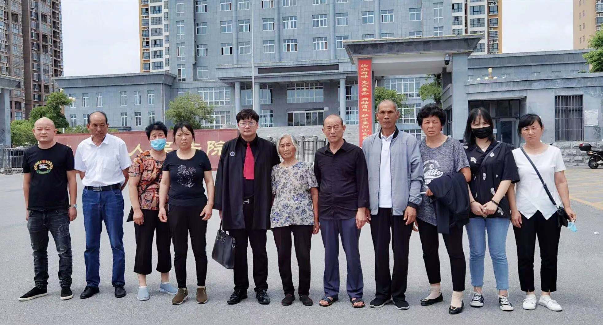 男子枪杀3人潜逃12年后获死刑,被害人家属提125万余元赔偿