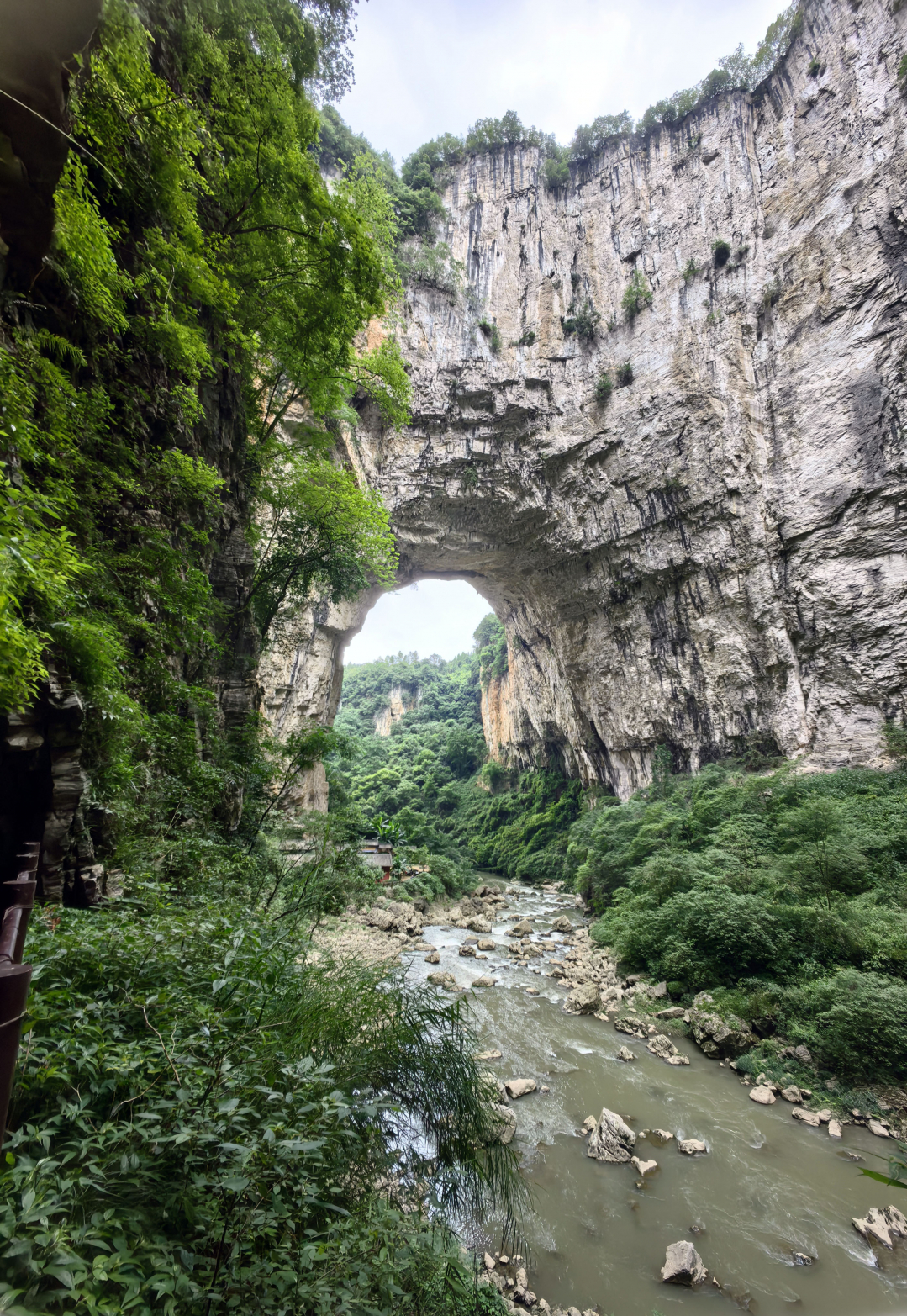 织金大峡谷:夏日避暑胜地 游客畅享自然奇观
