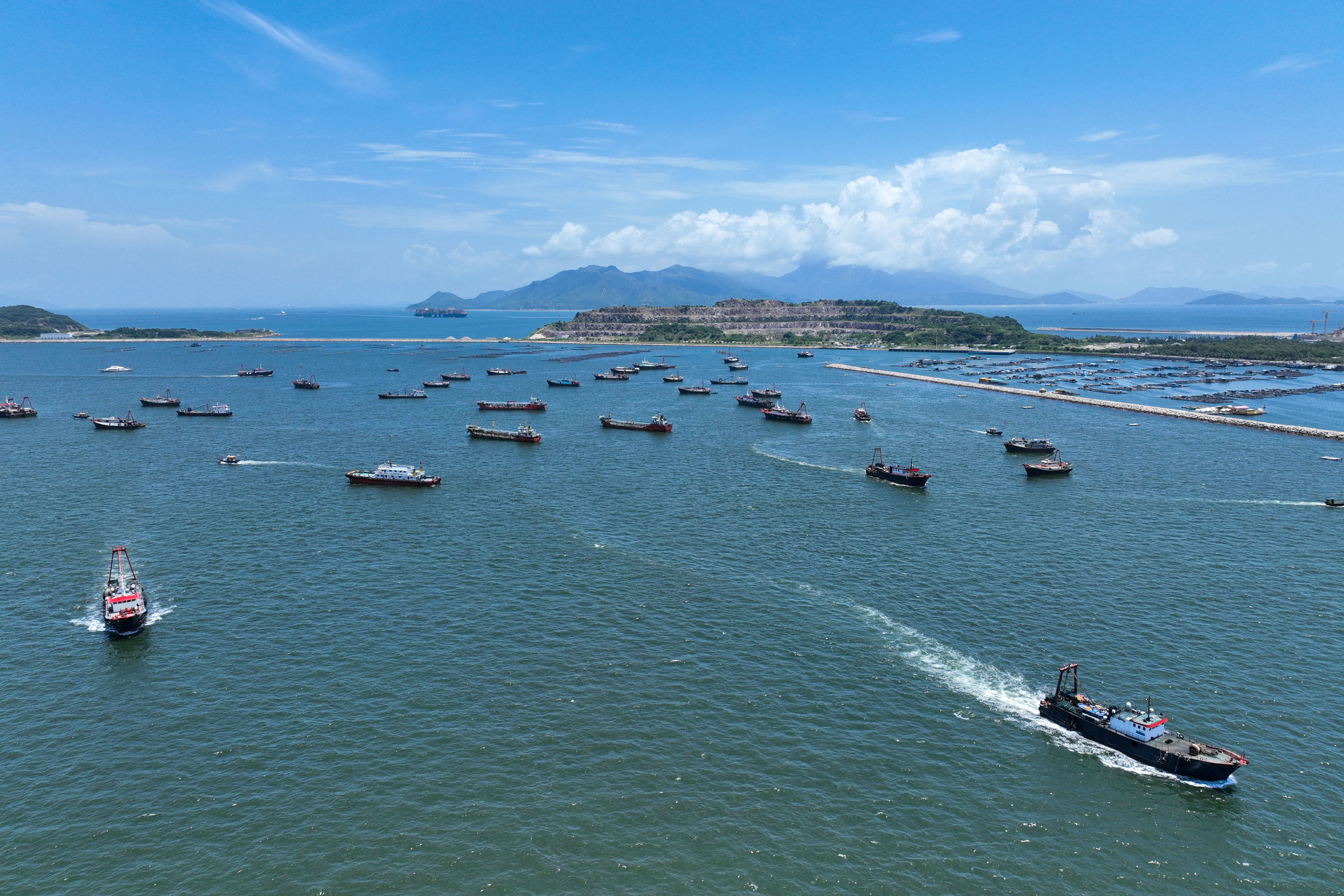 开渔了!珠海湾仔,万山迎港澳流动渔船出入境高峰