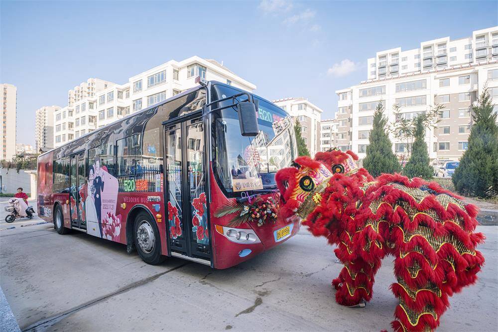 "公主"请上车!荣成"公交520路婚车"来啦
