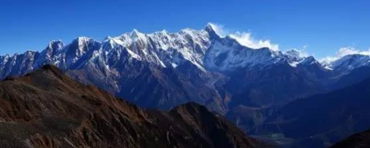 峨日朵雪峰之侧主旨是什么