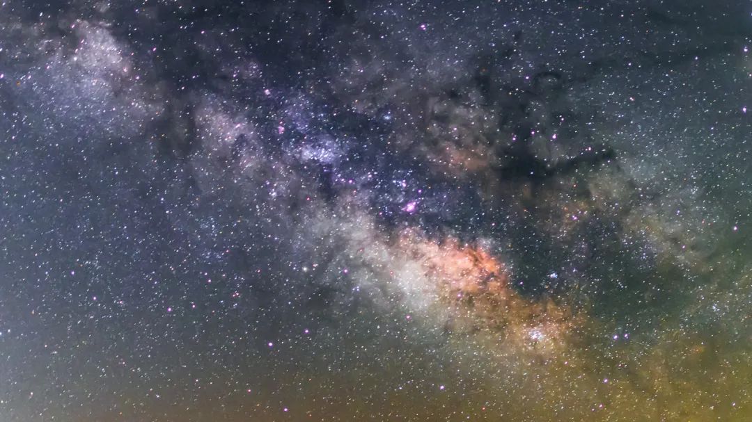 了在银盘两侧,对称于银河系中心的黑洞,分布着两个巨型的气泡状结构