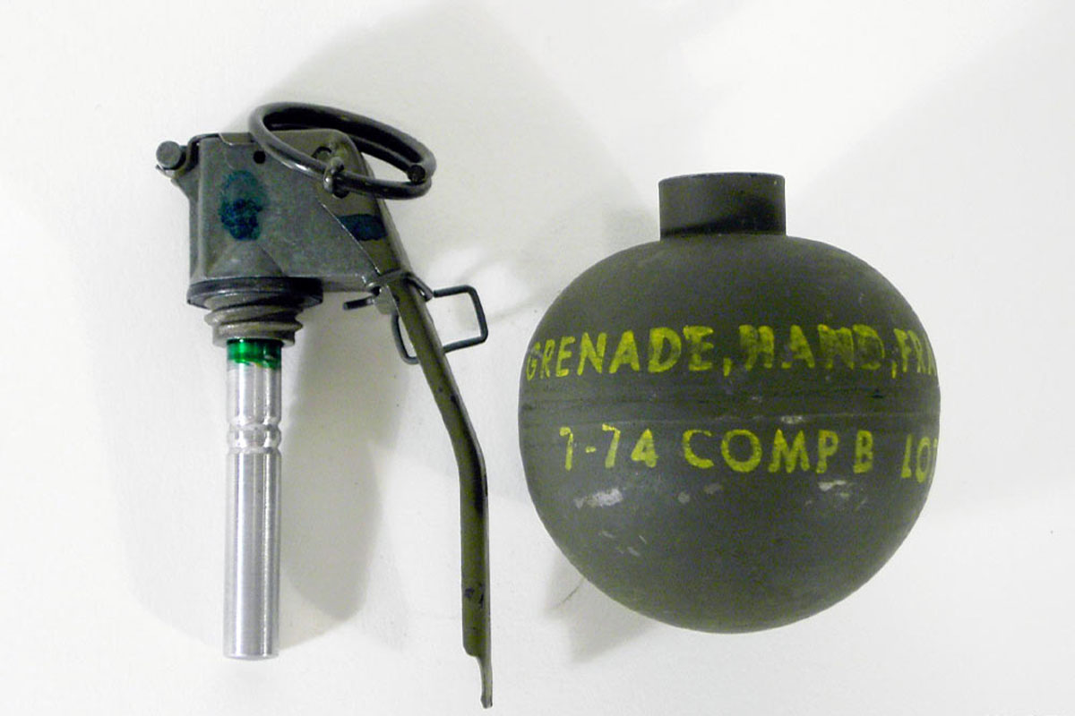 现实战争中的闪光弹,假如背过身去,闭上眼,就能躲避伤害吗?