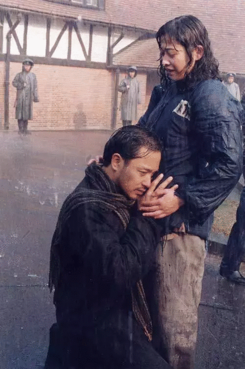 为了换回身怀六甲的秋,靳主动自首,承认他才是主谋.