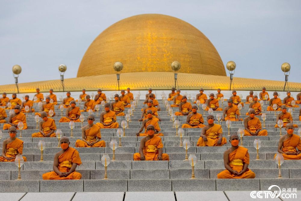 泰国僧侣庆祝万佛节