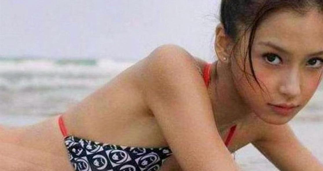 杨颖穿上三点式泳装,众目睽睽趴在沙滩上,这身材太真实了