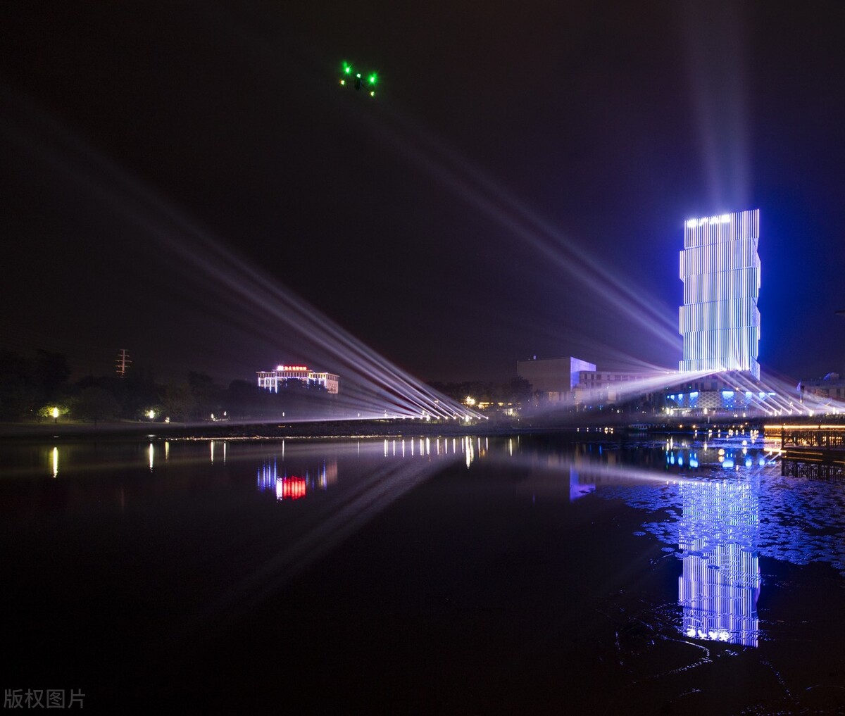 四川省广安市经开区深广人才公园上演了一场令人陶醉的灯光秀