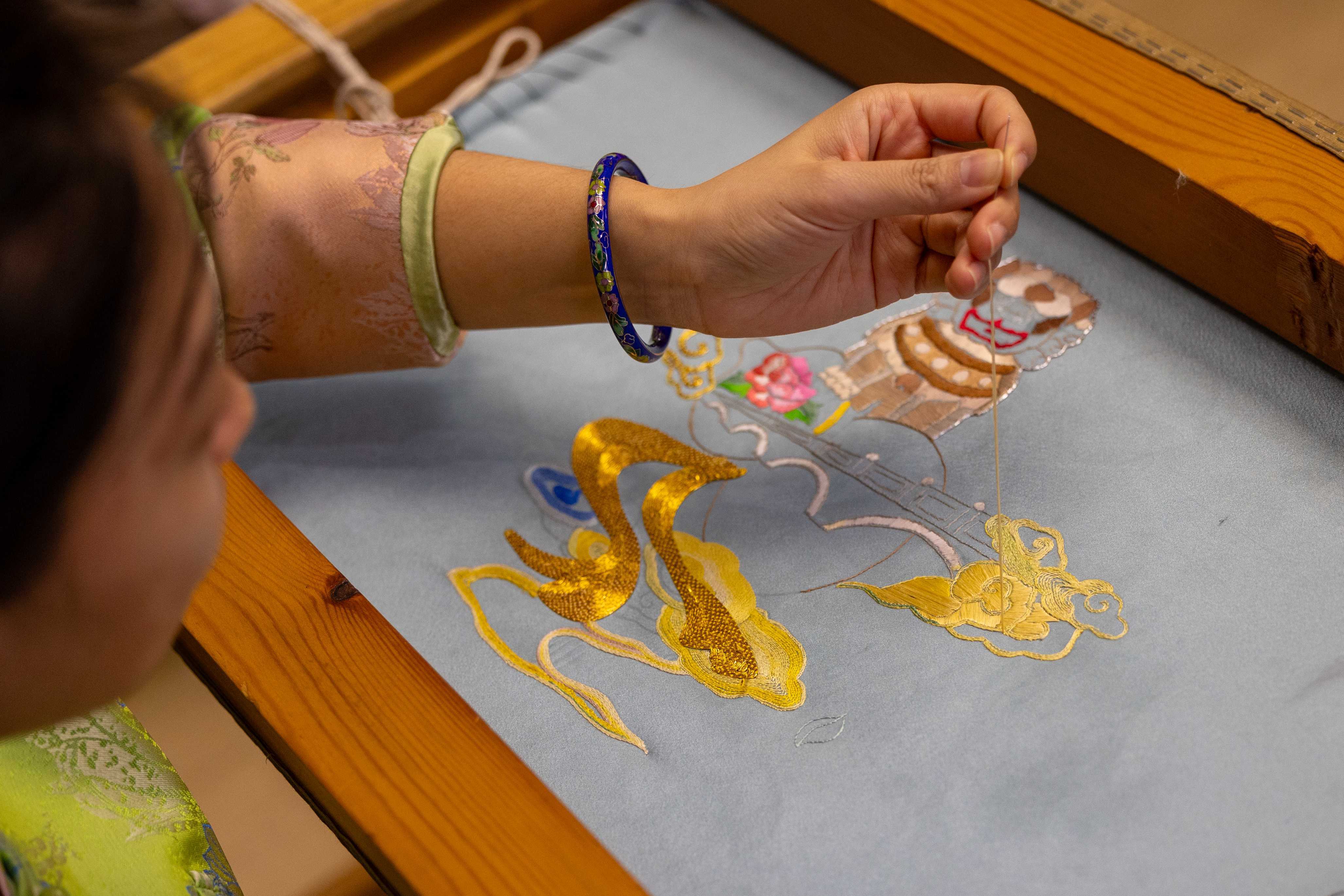 京绣代表性传承人何洪杰:以画入绣 织就绮丽山河