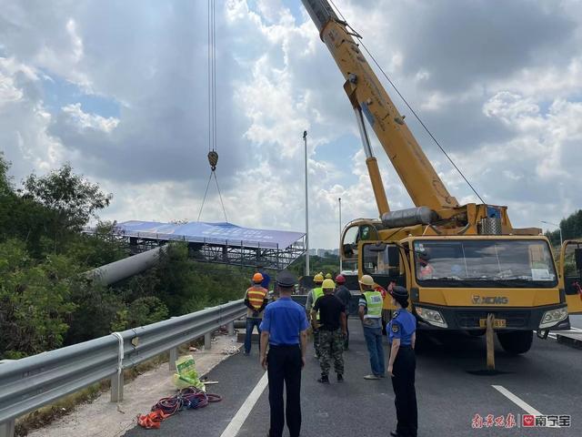 南宁那安快速路旁一违法高杆广告牌被依法拆除