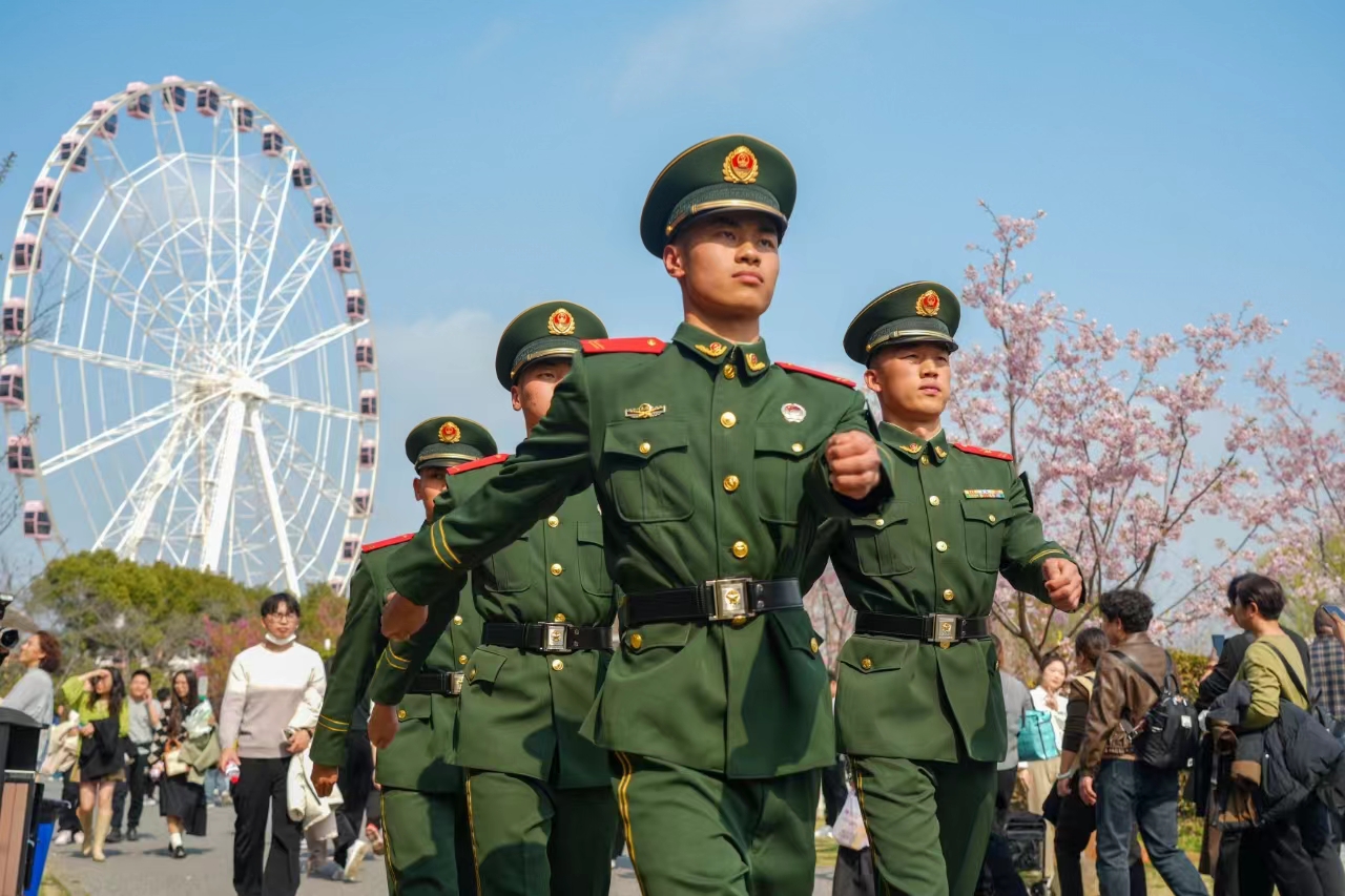 上海樱花节迎首个周末大客流,武警官兵精细部署全程护航