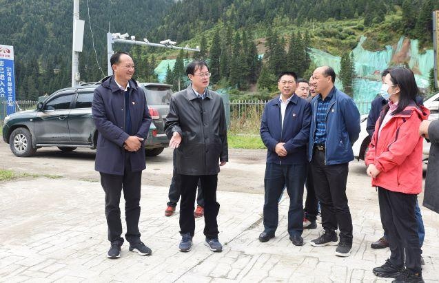 州委副书记吴立岩深入红原县调研阿坝州红原县长征国家文化公园基础