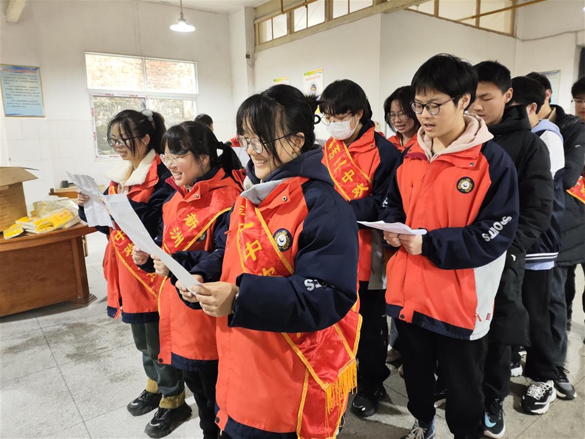 新洲二中青年文明号洪加琴老师带领高一,高二学生会成员,一起前往仓埠