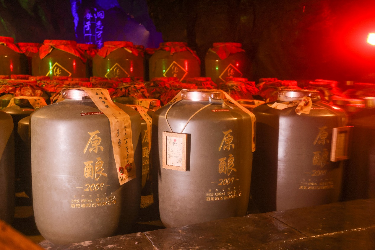 真洞藏,愈陈愈香!酒鬼酒首批封坛69度原酿酒移库凤凰奇梁洞储藏