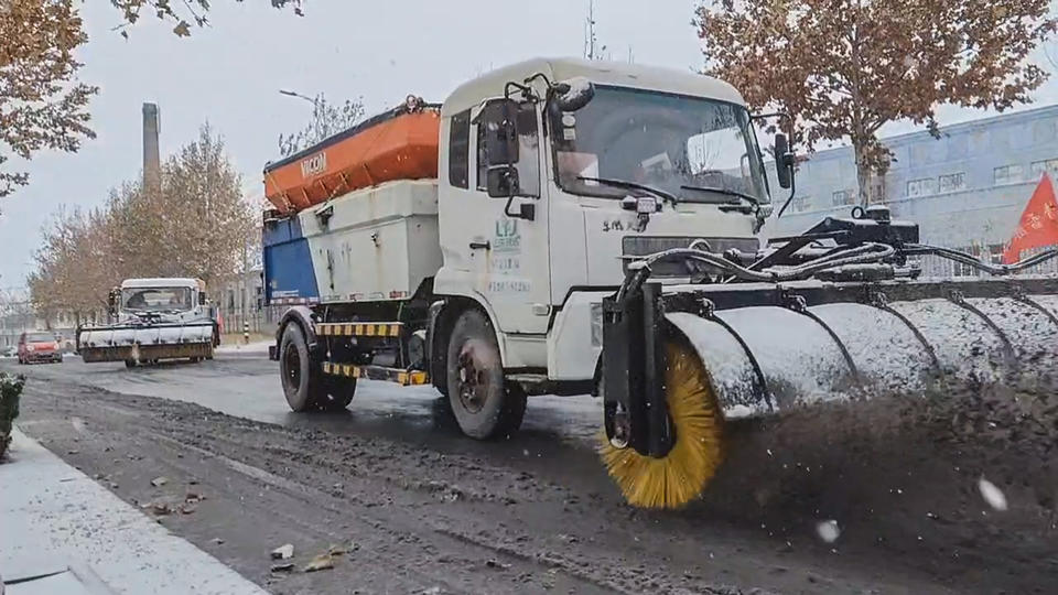 雨夹雪现身潍坊,城区159条主次干道上打响"清雪除冰战"