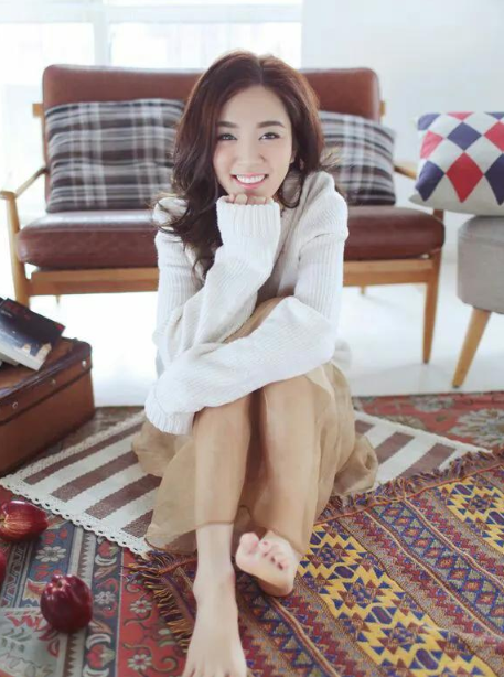 女星王晓晨深夜醉酒被拍,情绪亢奋吸烟,与男伴搂抱坐车不知去向