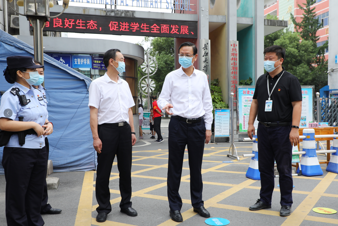 在荆州实验小学,贾立与学校负责人和现场民警进行交流,详细了解校园