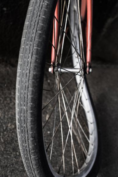 自行车轮毂变形了怎么调整回来