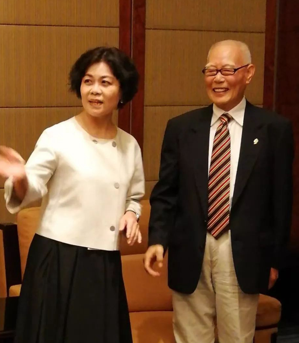 88岁张勇手录制节目,难以置信的是,他与年轻演员同在楼道对台词