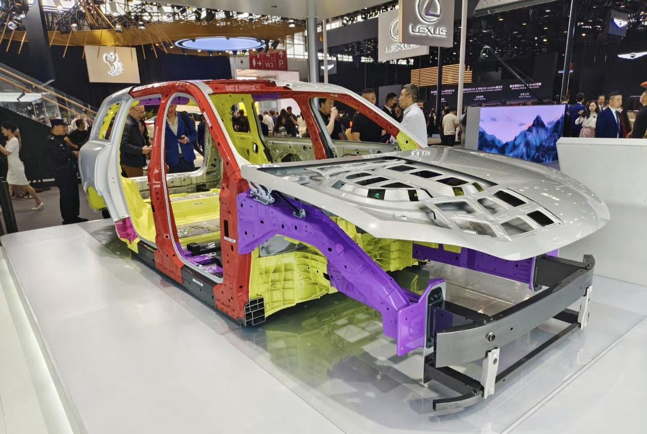 在华为展台上看了问界m9的白车身