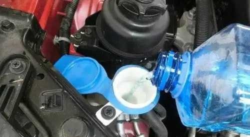 汽车玻璃水一般加多少就够了?