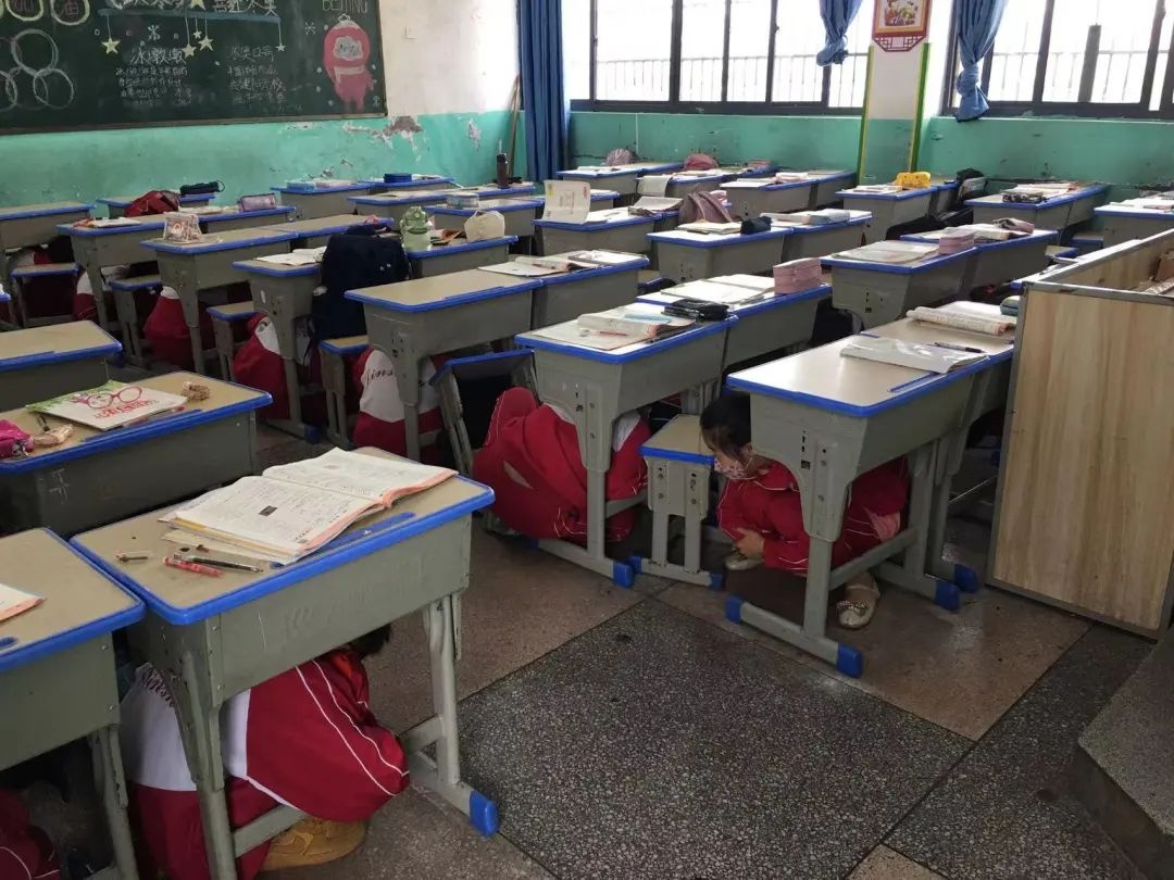 瑾山小学开展防震减灾突发事件应急逃生演练