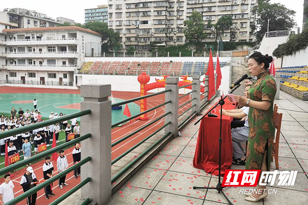 株洲市一中举行十八岁成人礼暨高三减压心理拓展活动