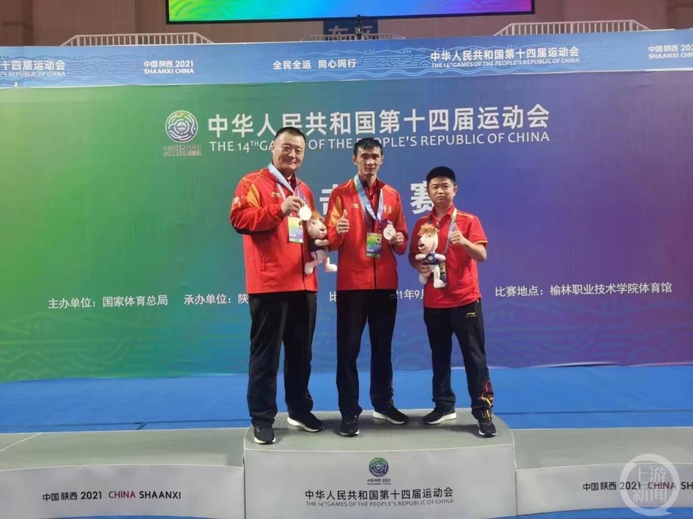 重庆版《八角笼中》:他带着一群乡村孩子拿到220个冠军