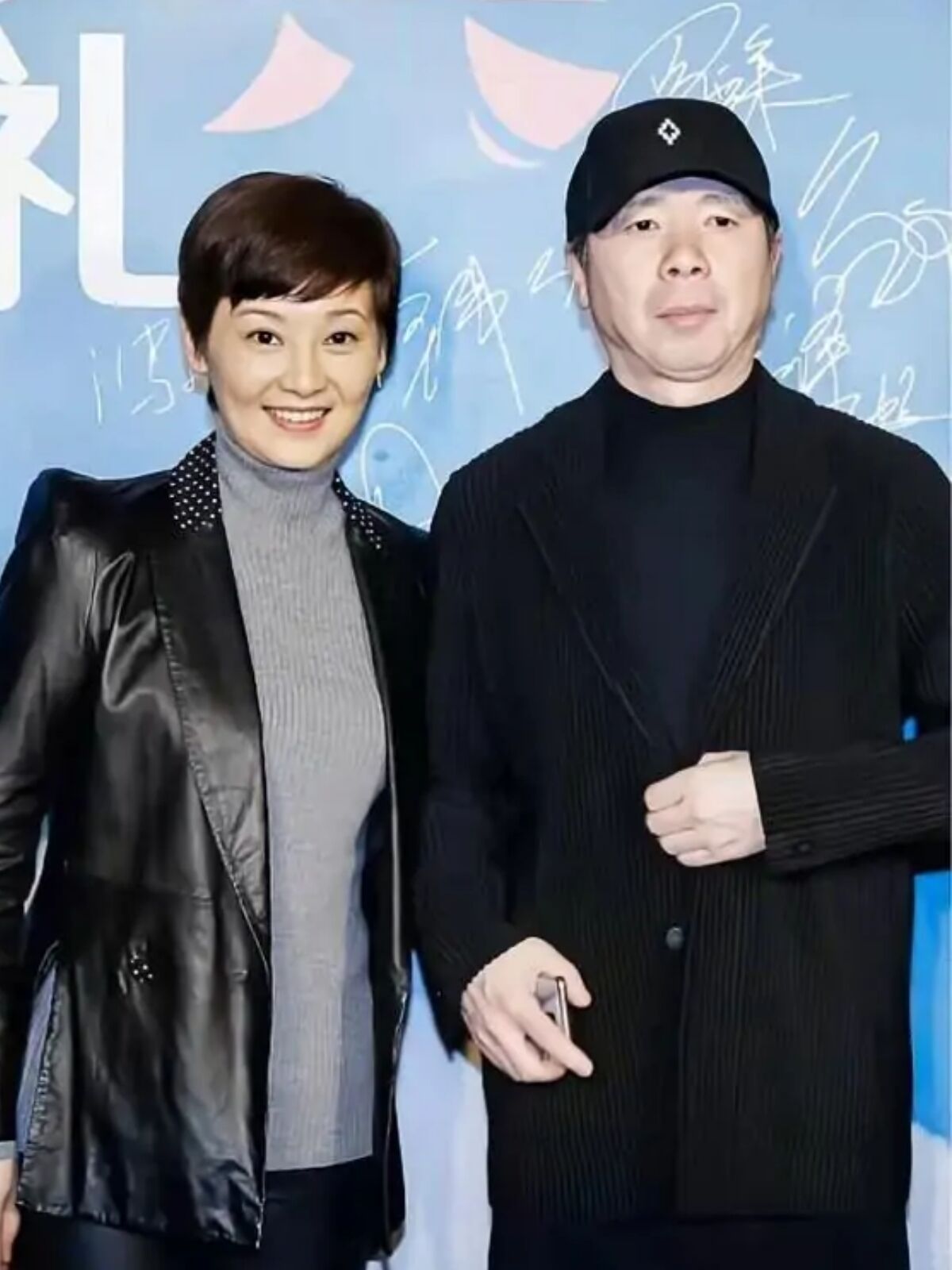 徐帆和冯小刚同框亮相,穿皮衣仍然显洋气,中年女人可以照着学
