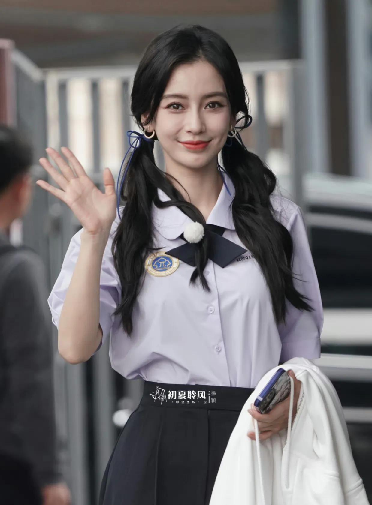 杨颖身穿短裙校服录制综艺,真的好青春靓丽!生图就很美!