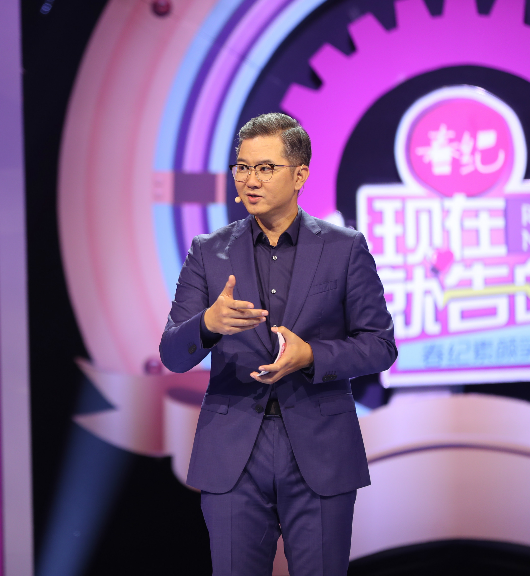 情感节目主持人,也遭遇2次失败婚姻,现如今娶了小16岁的空姐