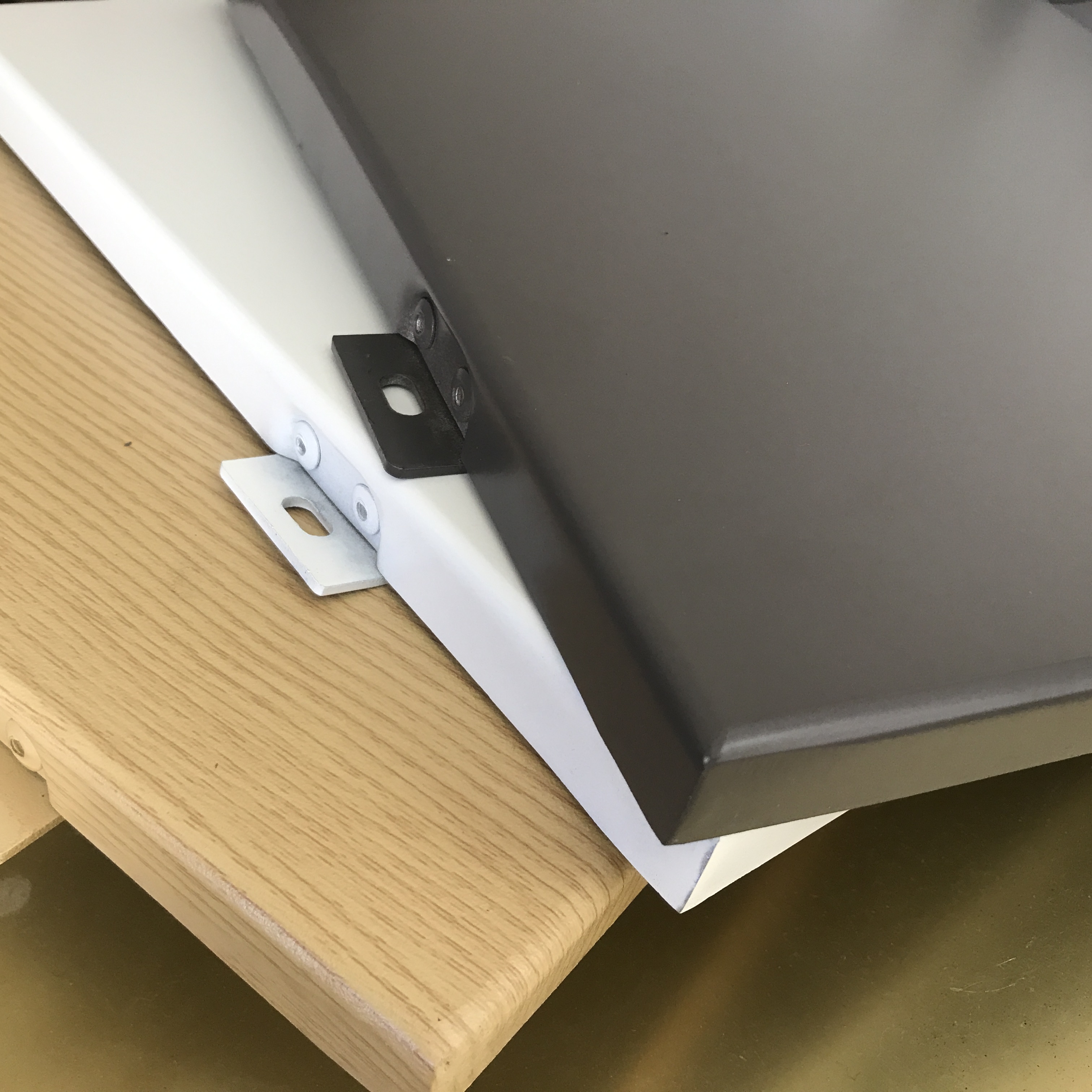 铝单板:铝单板是由铝合金板材通过切割,折弯等工艺