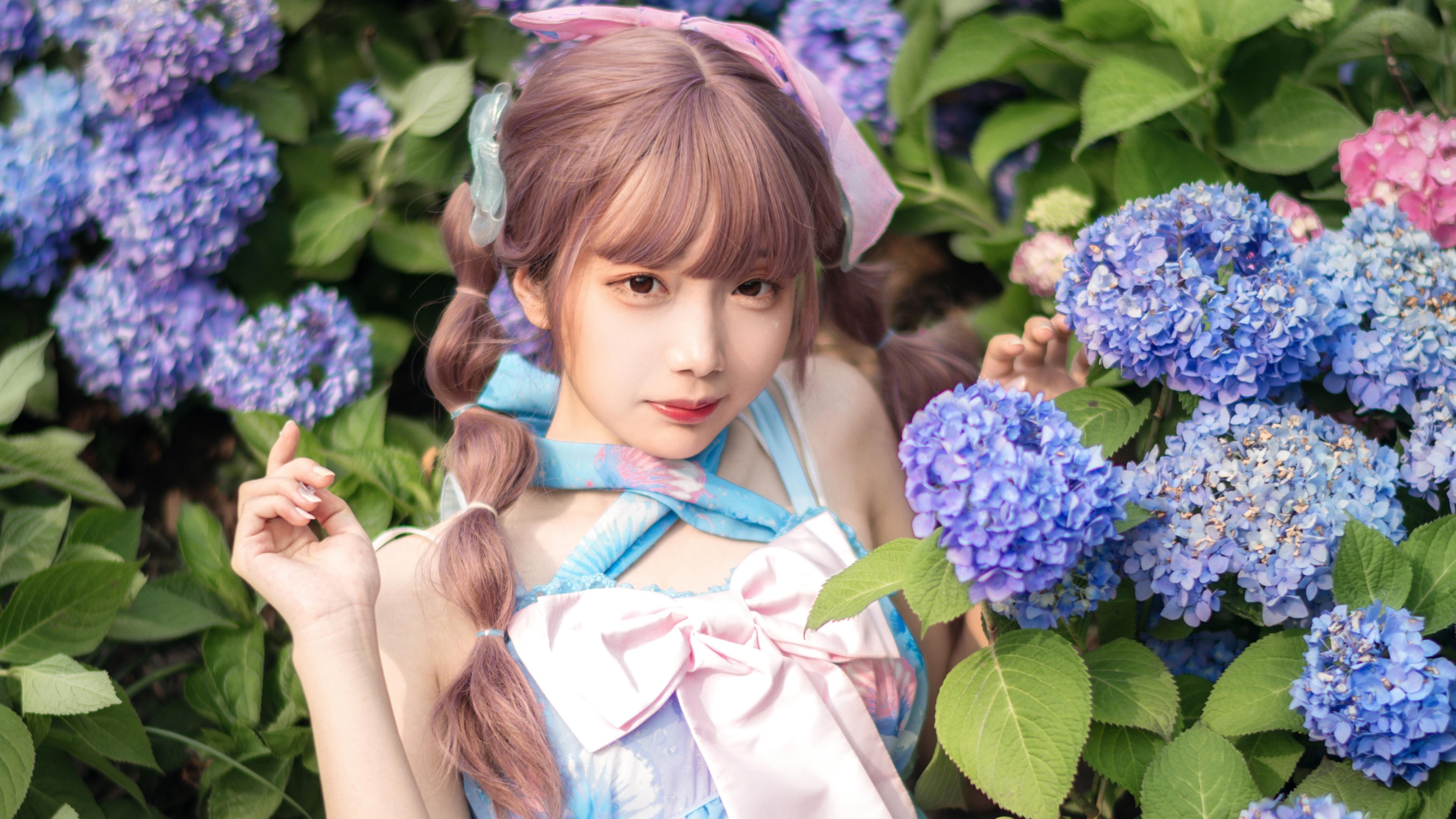 在花园里的蓝衣女孩