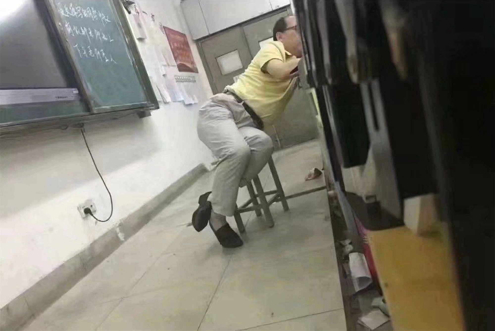 江山如此多娇,老师上课姿势如此"花哨",怪不得学生上课得憋笑