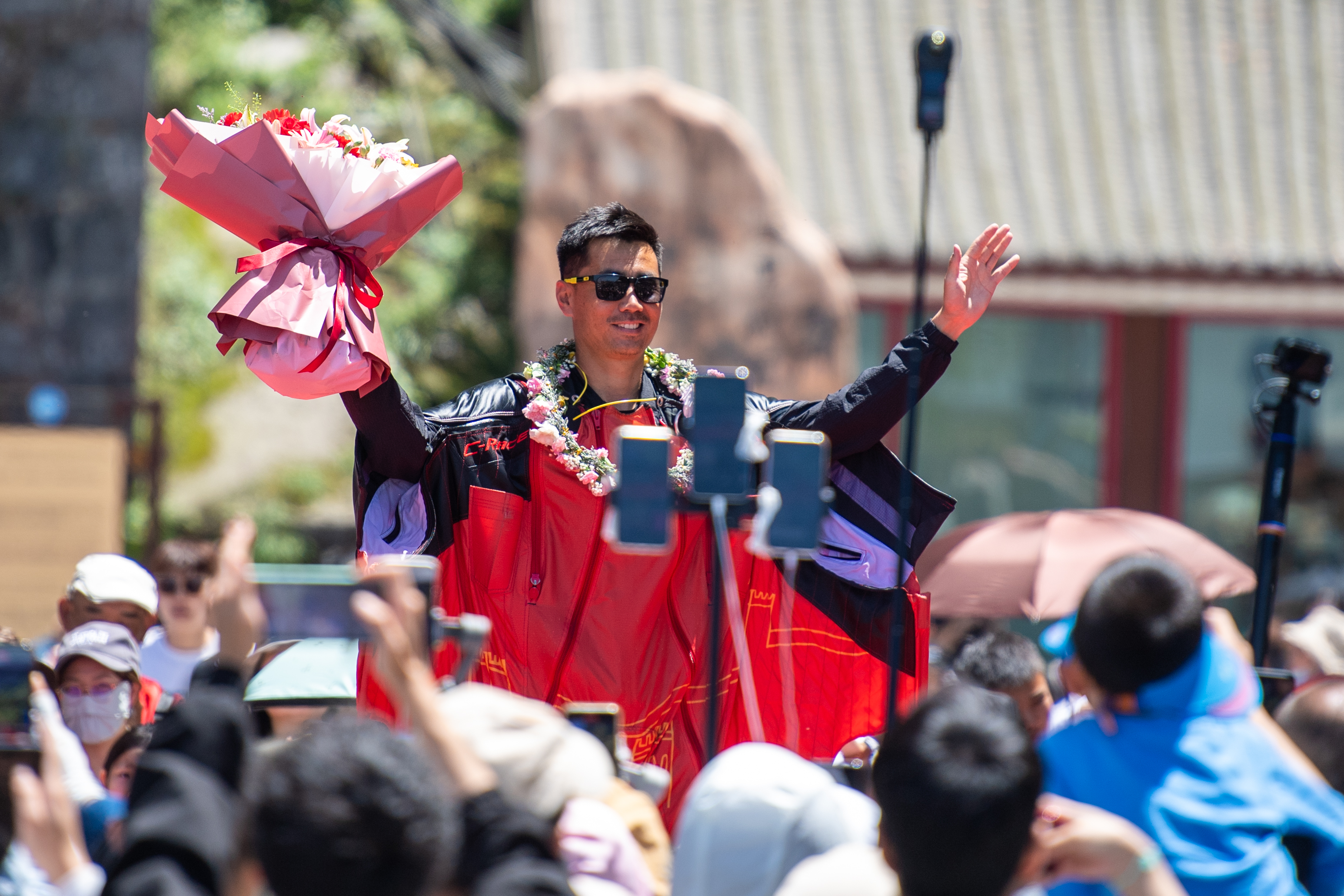 极限运动——张树鹏成功翼装飞行穿越天门洞