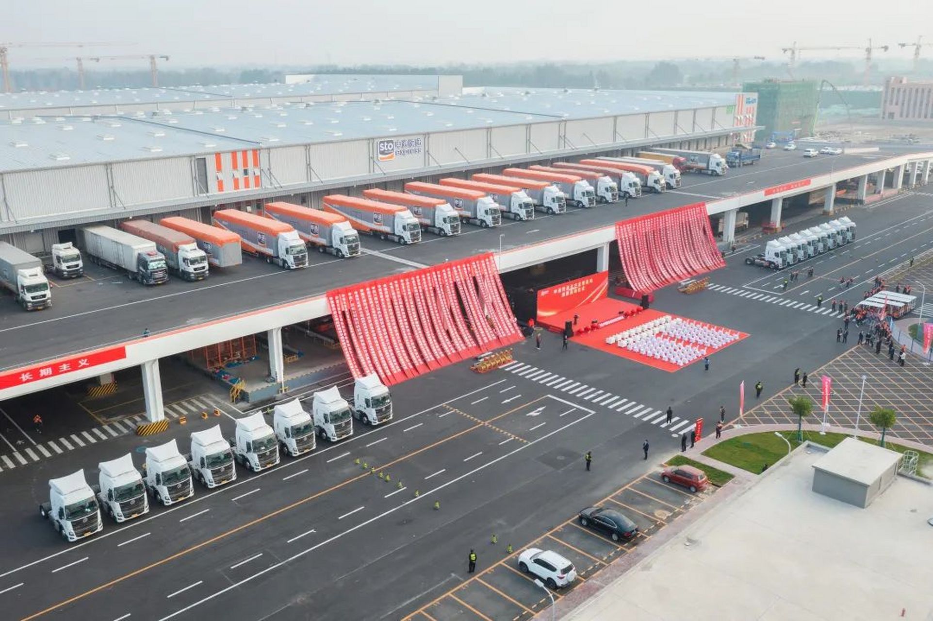 【申通快递最大转运中心正式投运】10月26日,申通快递北方总部基地