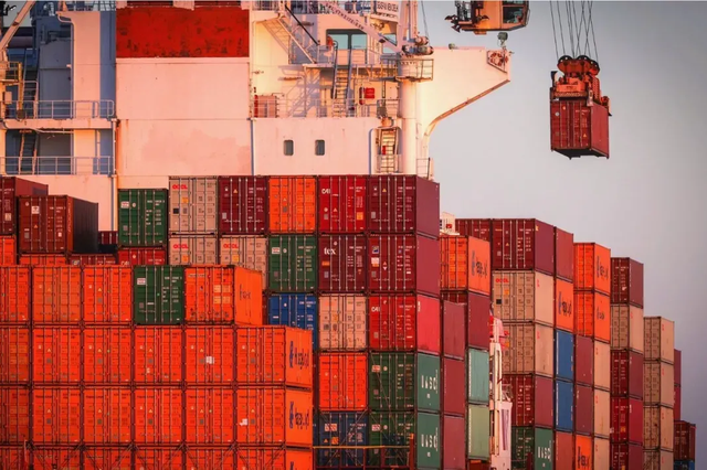 面对惊涛骇浪，企业在“出海”的船上，需寻找确定性的“锚”