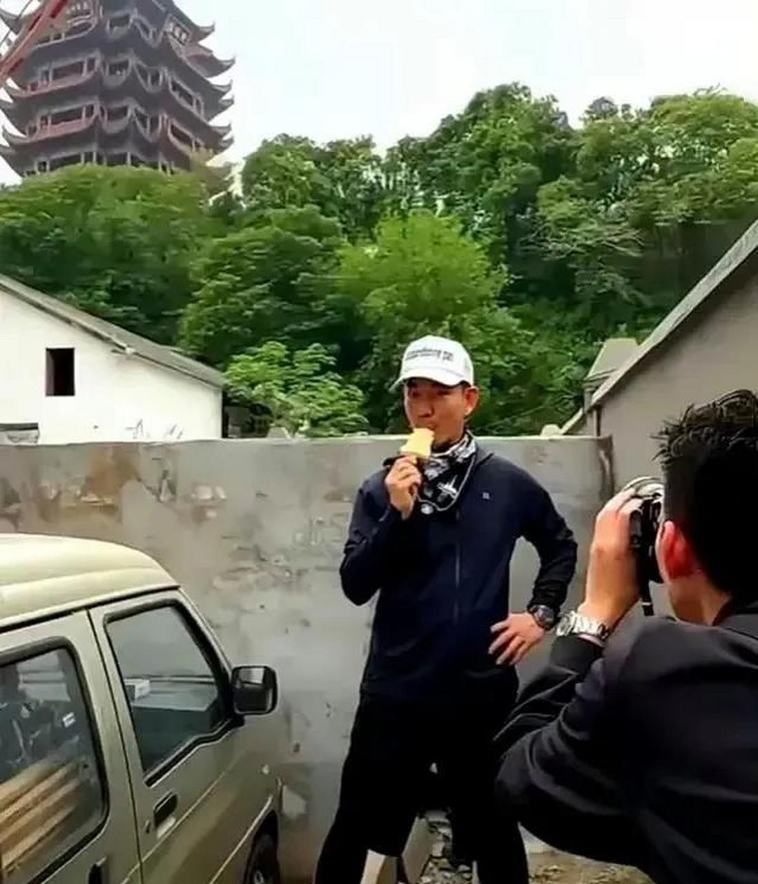 原来任贤齐是武汉人,五一长假,任贤齐回到老家武汉,本想去黄鹤楼打个