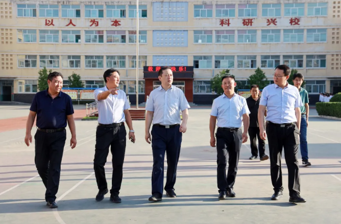 王渊看望慰问一线教师