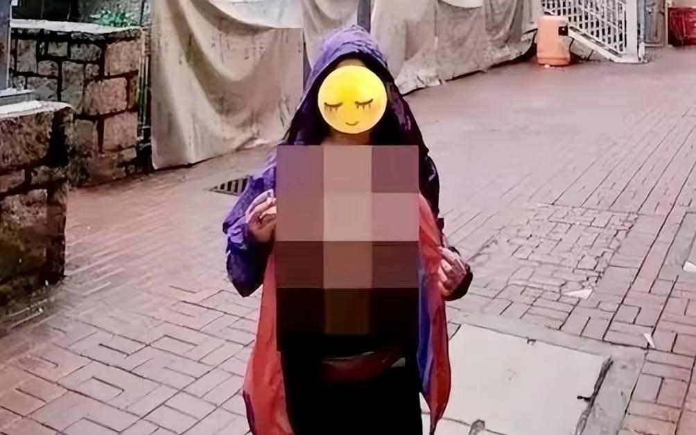 40岁辣妈"晒胸"成瘾,公共场所拍120多张"裸照",警方已拘捕